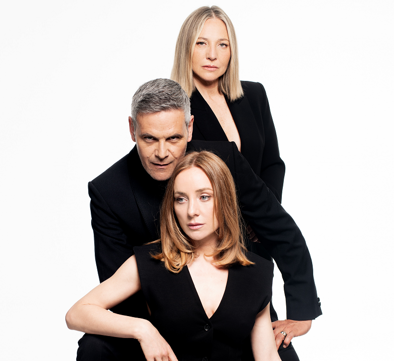 Imagen Adultos y niños se sientan en las butacas del Bretón en un fin de semana de teatro y marionetas