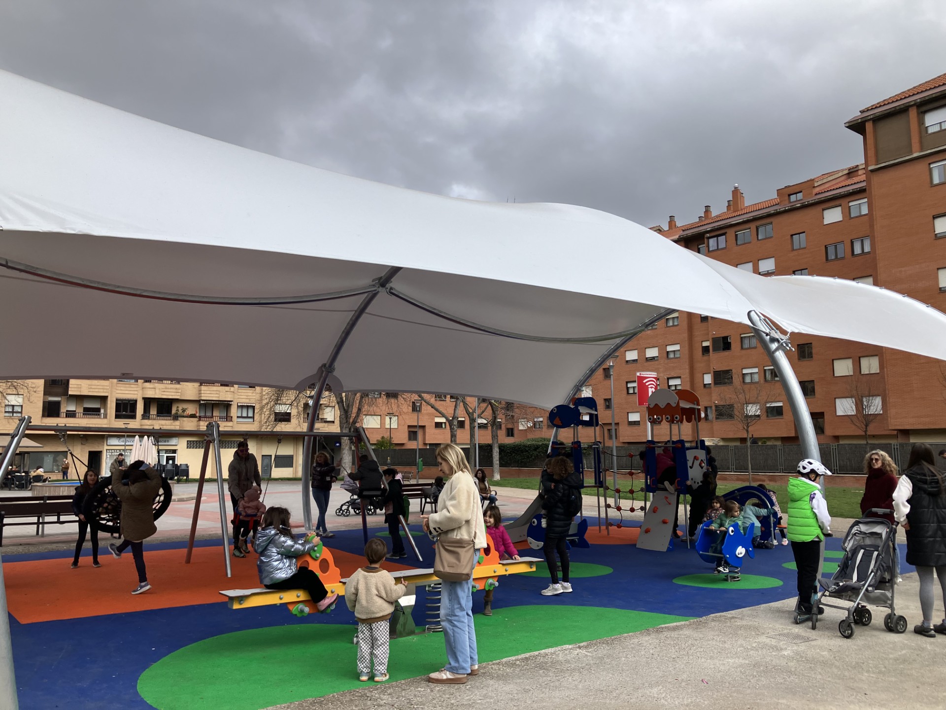 Zona de juegos infantiles cubierta en el Parque Rosalía de Castro