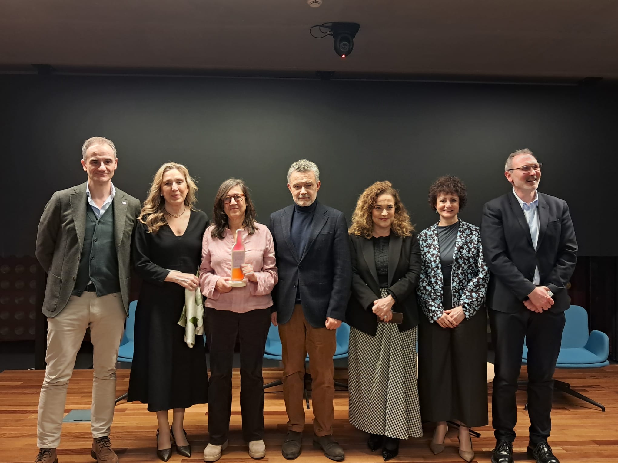 La ganadora del premio 'Mujeres del Rioja 2026', junto a las autoridades presentes en el acto