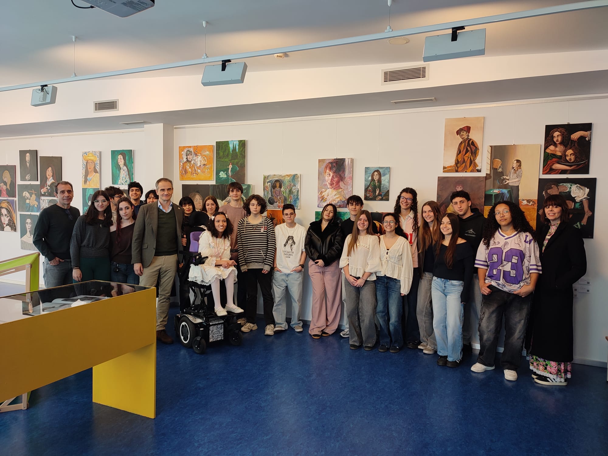 Inauguración exposición retrato artista adolescente