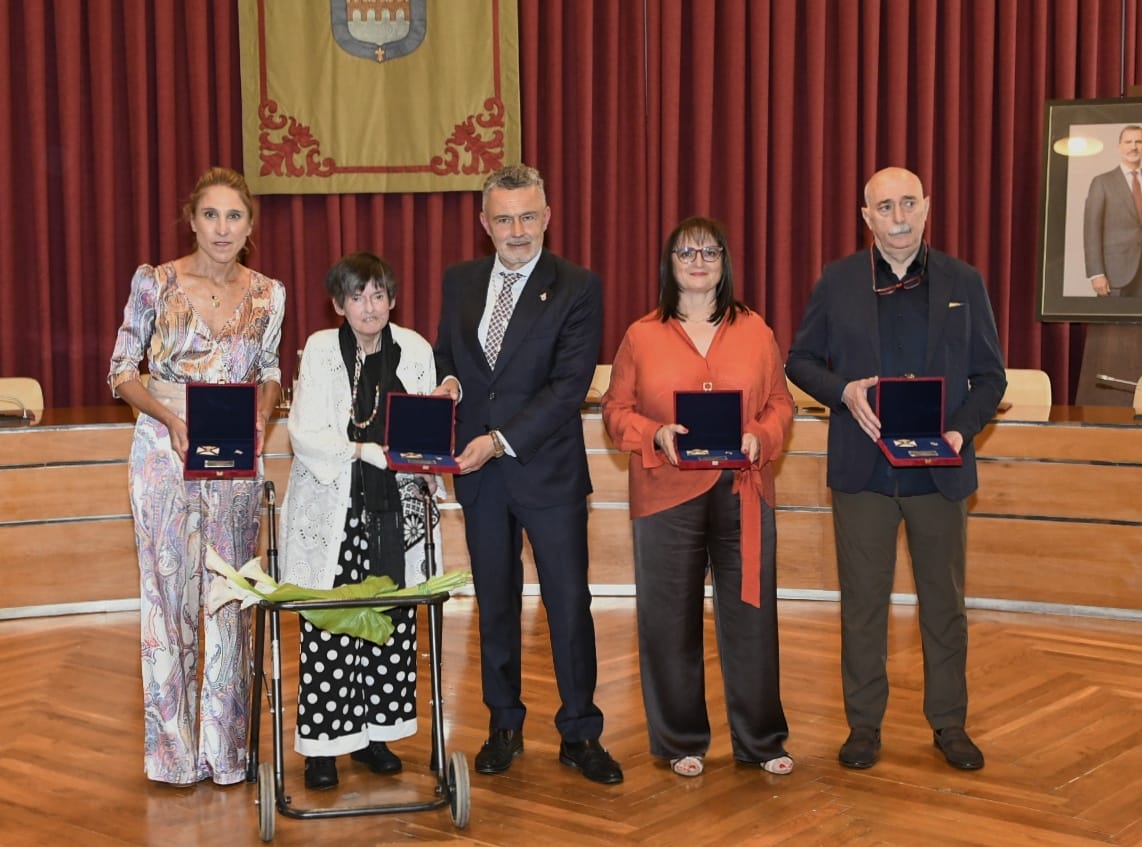 Imagen El alcalde de Logroño entrega las insignias de San Bernabé a Agustín Abadía Plana, Teresa Álvarez Clavijo, Rosa Grandes León y Raquel Pérez Cuevas