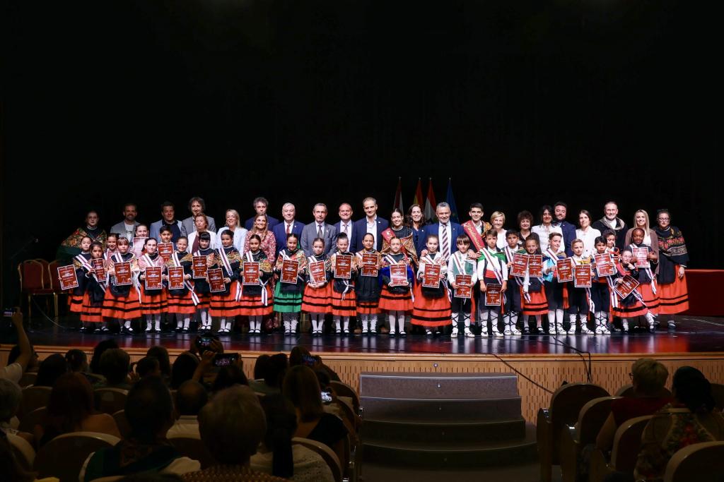 Imagen Los niños y niñas representantes de la ciudad reciben por parte del Ayuntamiento de Logroño las bandas de San Bernabé 2026