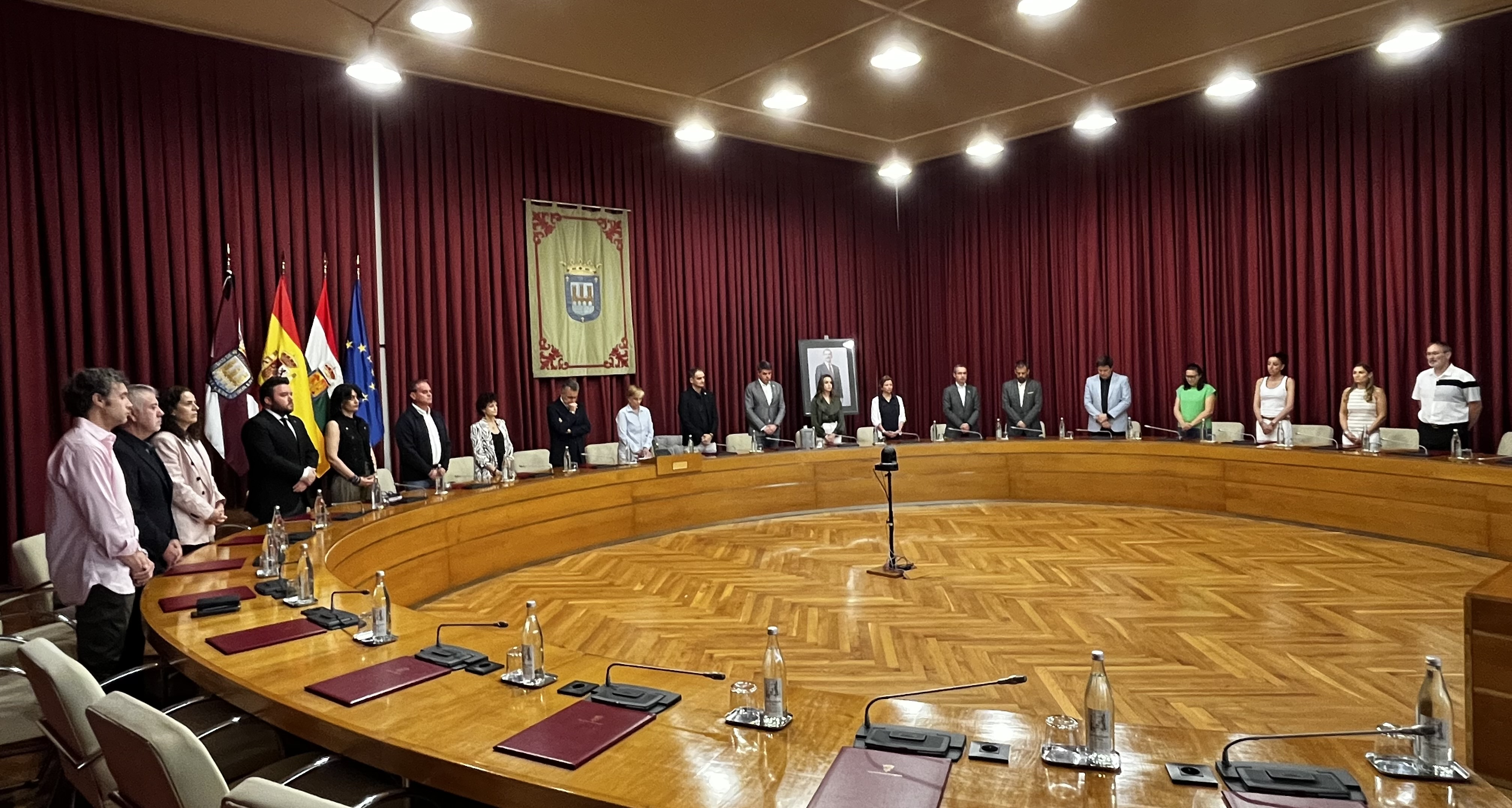 Imagen La Corporación municipal guarda un minuto de silencio en memoria del exalcalde Julio Revuelta